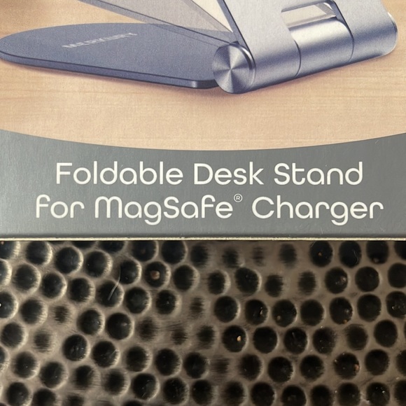 Foldable Desk Stand for MagSafe Charger - Picture 4 of 4